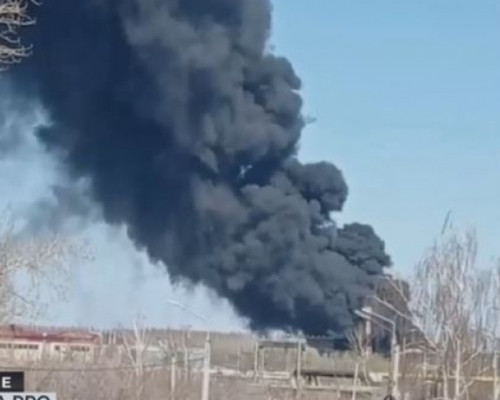 Крупный пожар на нефтебазе в Омске - очевидцы сообщают о взрывах